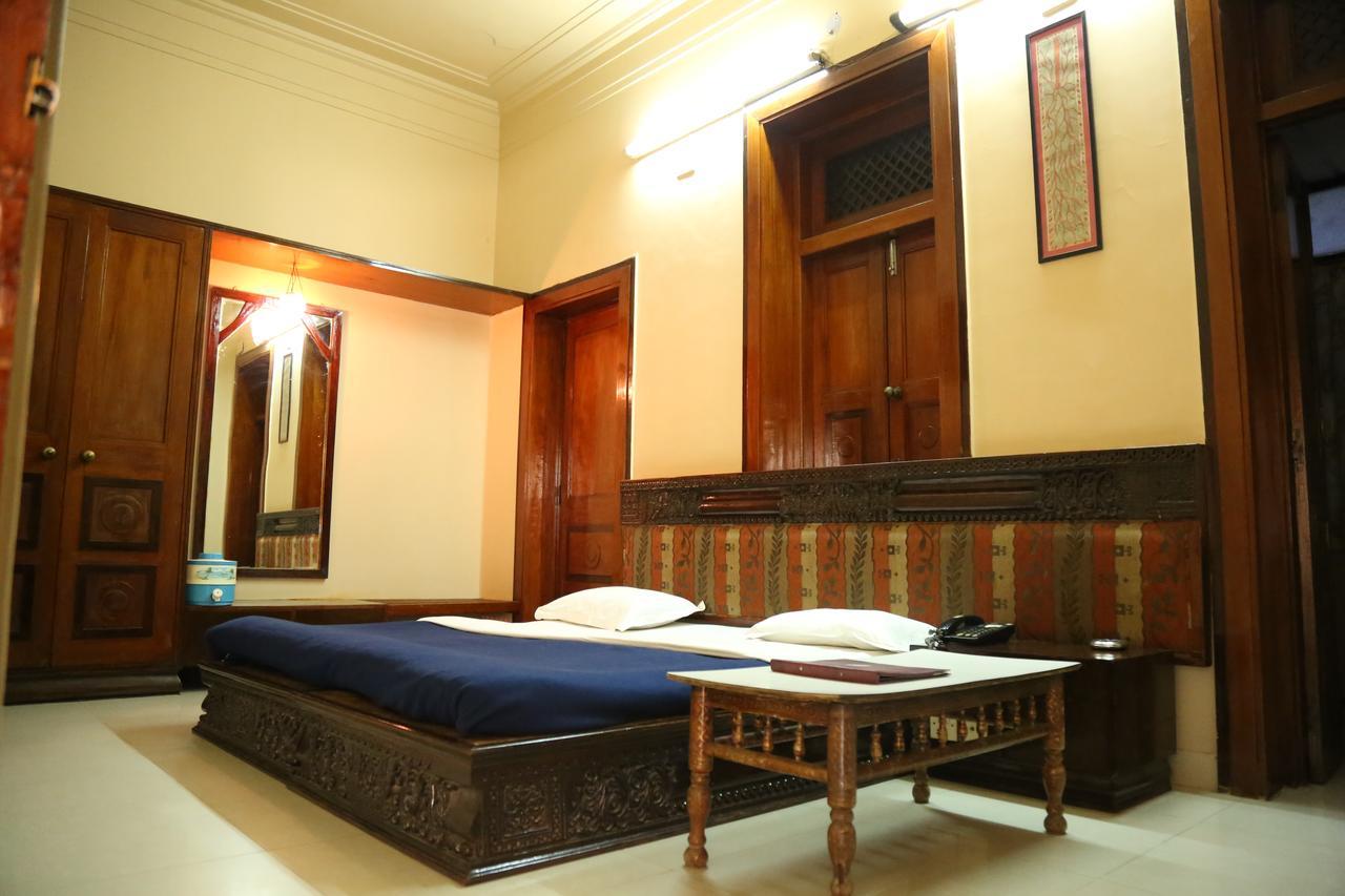 Hotel Siddhartha Palace Ахмедабад Екстериор снимка