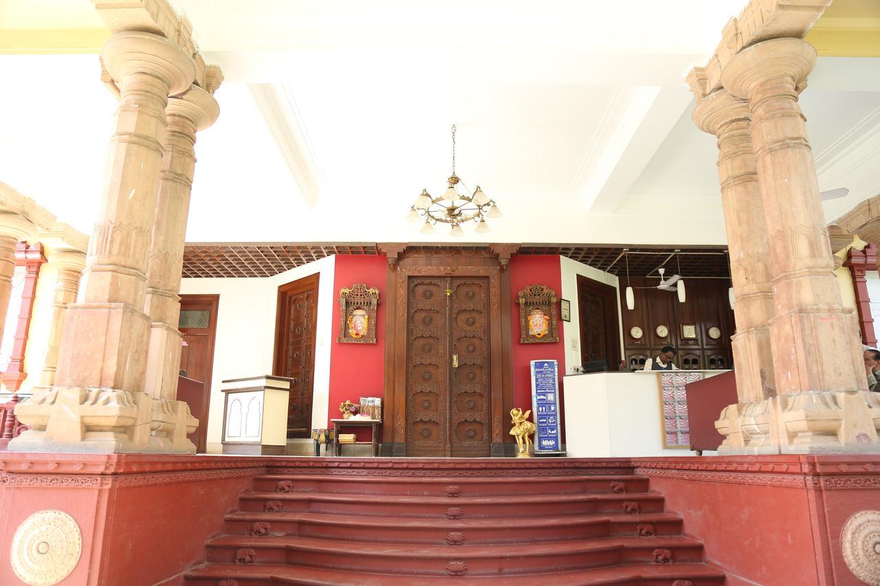 Hotel Siddhartha Palace Ахмедабад Екстериор снимка