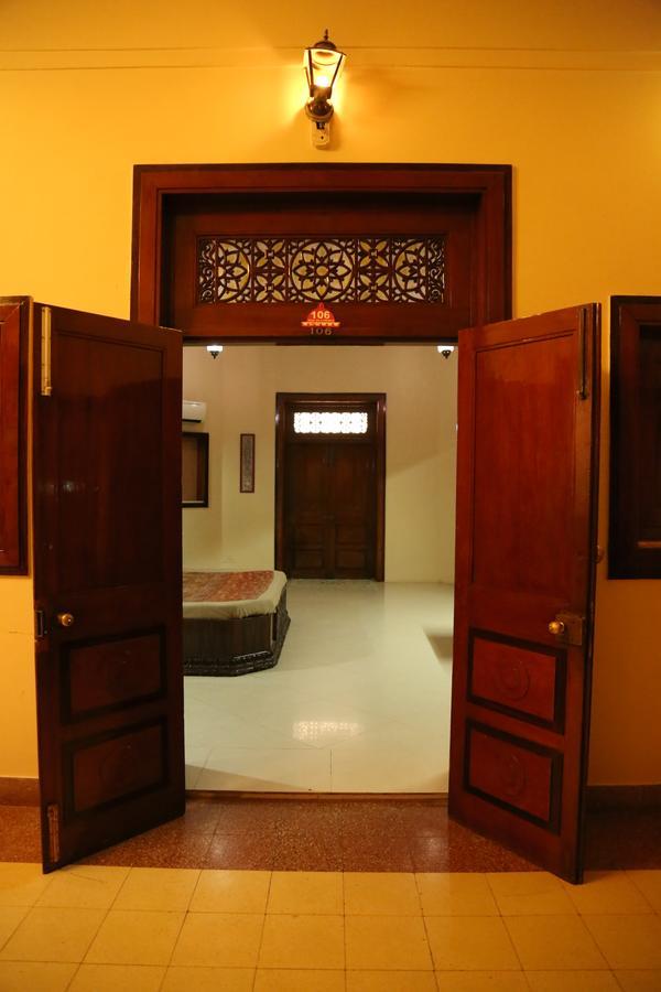 Hotel Siddhartha Palace Ахмедабад Екстериор снимка