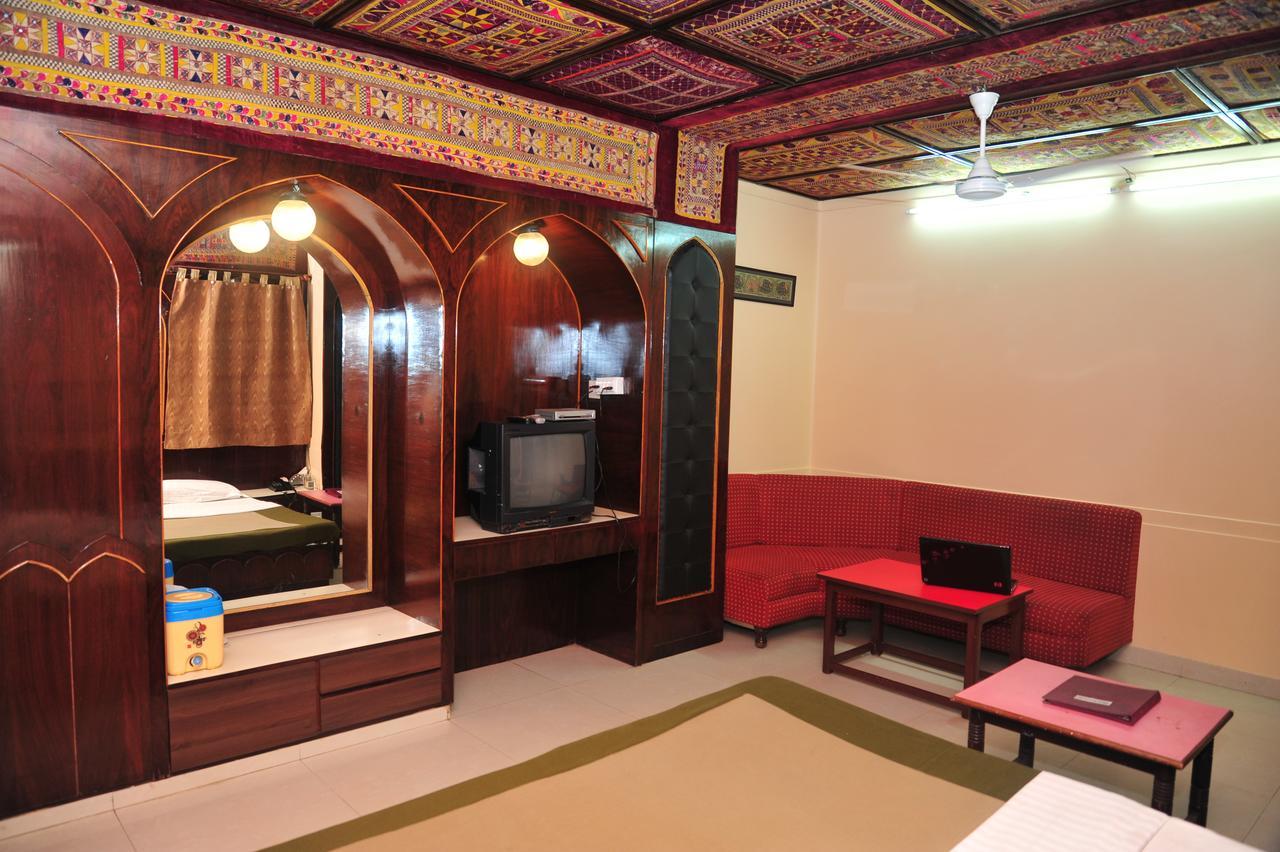 Hotel Siddhartha Palace Ахмедабад Екстериор снимка