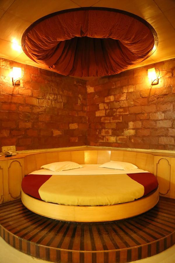 Hotel Siddhartha Palace Ахмедабад Екстериор снимка