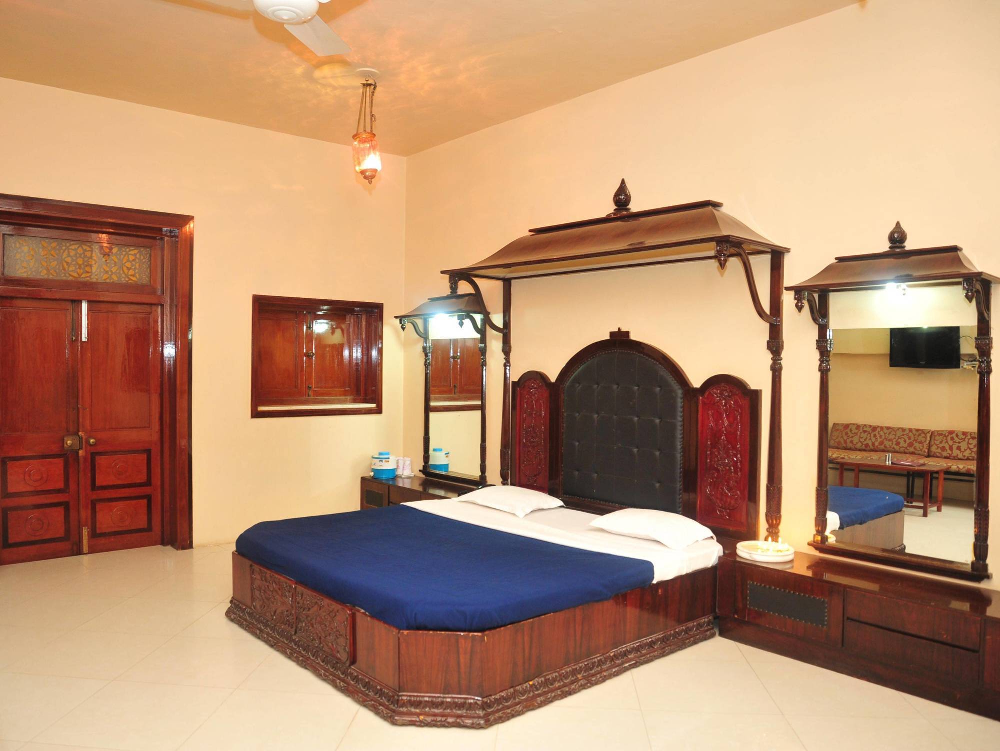 Hotel Siddhartha Palace Ахмедабад Екстериор снимка