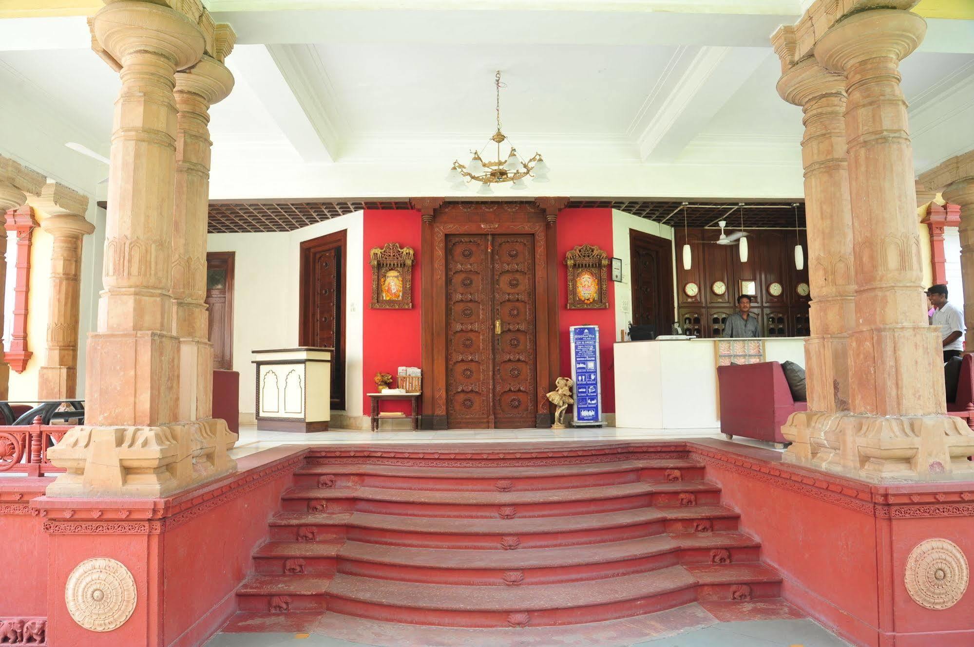 Hotel Siddhartha Palace Ахмедабад Екстериор снимка